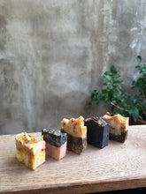 Cargar imagen en el visor de la galería, Taller de Jabones Naturalespara la Piel y el Hogar ONLINE (sin materiales)
